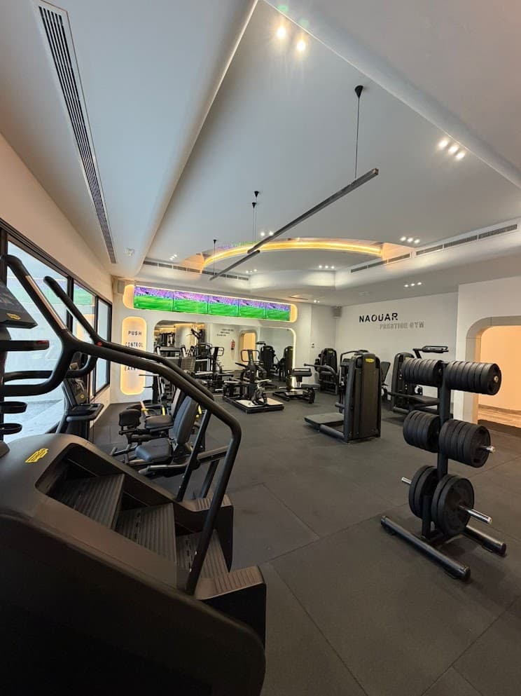 Zone de musculation avec machines et poids libres
